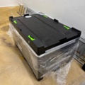 1529440-2 Samling med palldragare och plastpallar
