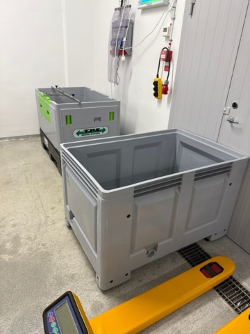 1529440-18 Samling med palldragare och plastpallar