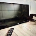 1140984-1 Samsung TV with remote and swivel wall mount