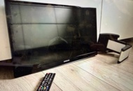 1140984 Samsung TV with remote and swivel wall mount