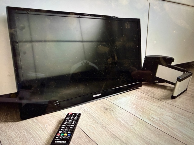 1140984-1 Samsung TV with remote and swivel wall mount