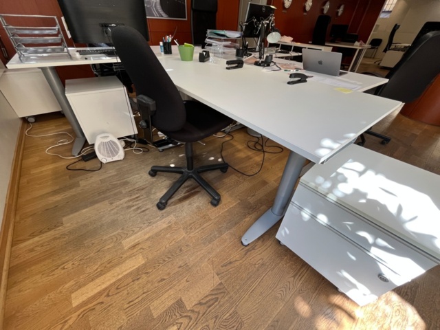 1546334-10 Kontorsmöblemang skrivbord, skrivbordsstolar, hurtsar, plåtskåp