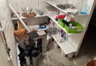 1546337 Förråd med köksgeråd, kaffekokare, förbrukningsvaror, pynt