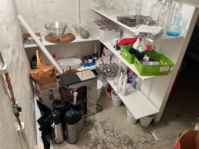 1546337-1 Förråd med köksgeråd, kaffekokare, förbrukningsvaror, pynt
