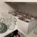 1546337-3 Förråd med köksgeråd, kaffekokare, förbrukningsvaror, pynt
