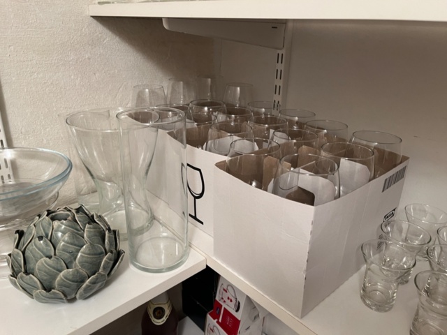 1546337-3 Förråd med köksgeråd, kaffekokare, förbrukningsvaror, pynt