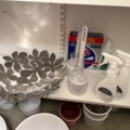 1546337-4 Förråd med köksgeråd, kaffekokare, förbrukningsvaror, pynt