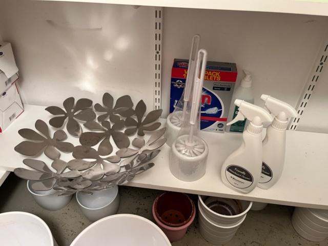 1546337-4 Förråd med köksgeråd, kaffekokare, förbrukningsvaror, pynt