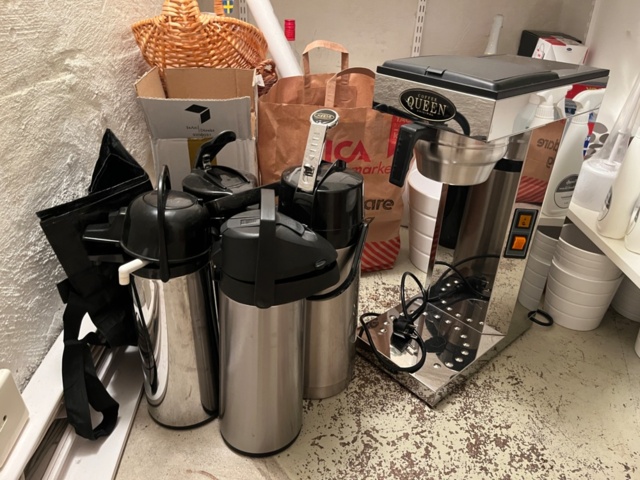 1546337-5 Förråd med köksgeråd, kaffekokare, förbrukningsvaror, pynt