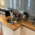 1546337-8 Förråd med köksgeråd, kaffekokare, förbrukningsvaror, pynt
