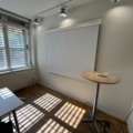 1546338-2 Konferensrum, bord, stolar, projektor, projektorduk
