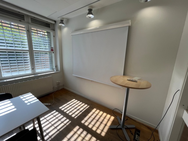 1546338-2 Konferensrum, bord, stolar, projektor, projektorduk