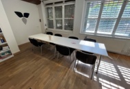 1546338 Konferensrum, bord, stolar, projektor, projektorduk