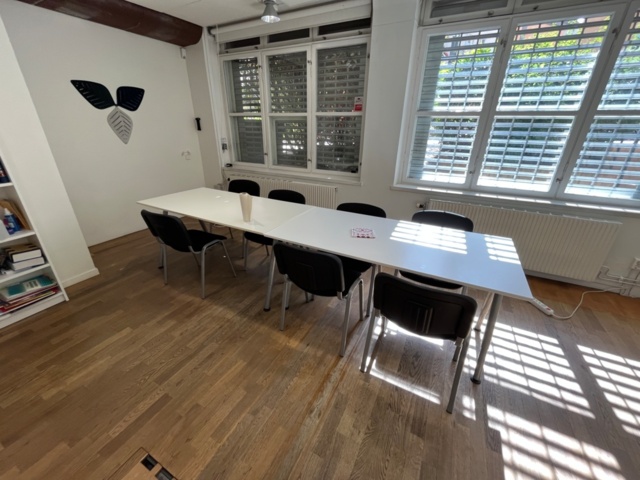 1546338-1 Konferensrum, bord, stolar, projektor, projektorduk