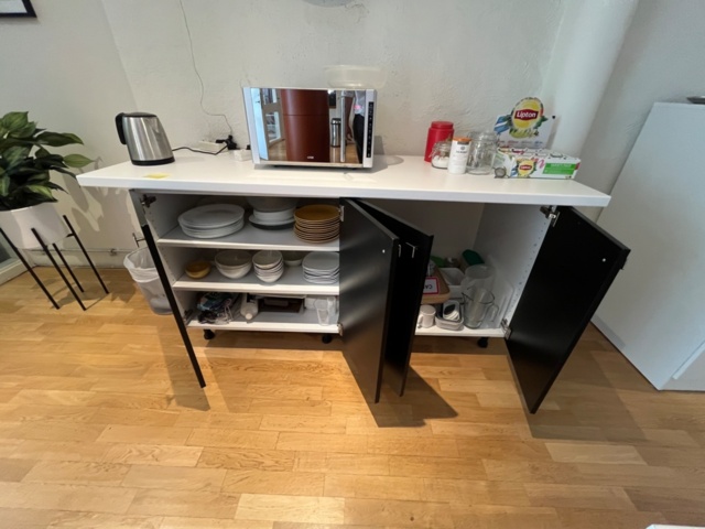 1546341-3 Kitchen cabinets, kitchen tables, microwave plates, kitchen utensils