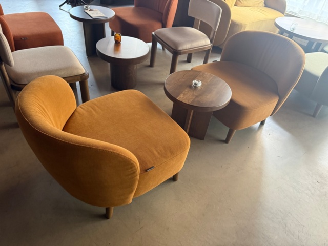 1546999-5 Lot of restaurant furniture