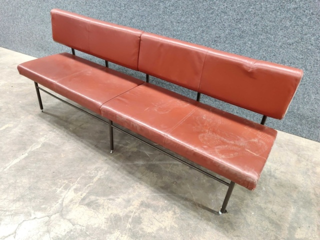 1546383-3 "Perrongsoffa" i rött läder