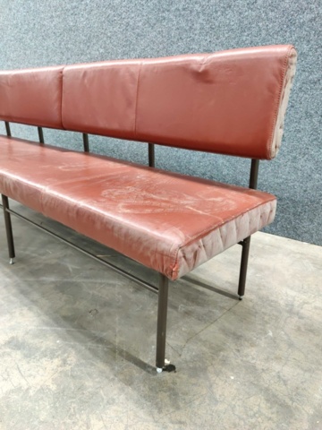 1546383-4 "Perrongsoffa" i rött läder