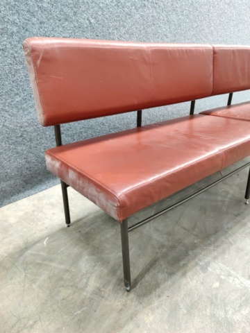 1546383-5 "Perrongsoffa" i rött läder