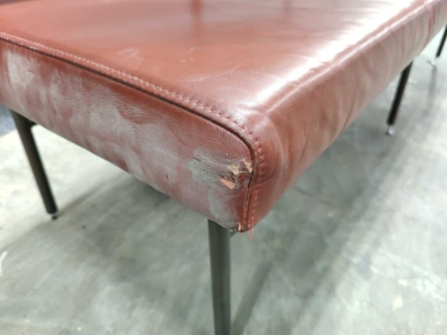 1546383-6 "Perrongsoffa" i rött läder