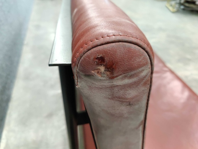 1546383-8 "Perrongsoffa" i rött läder