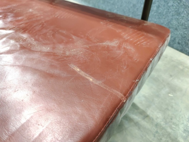 1546383-10 "Perrongsoffa" i rött läder