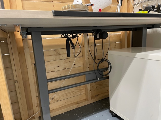 1548751-7 Arbetsplats med höj och sänkbart bord