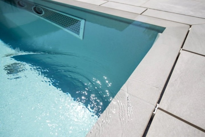 1464196-5 Keramisk overflowpool från Compass Pools  med vantagessystem