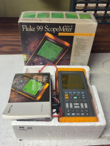 1529880-1 Bärbart digitalt oscilloskop med tillbehör – Fluke 99 ScopeMeter Series II