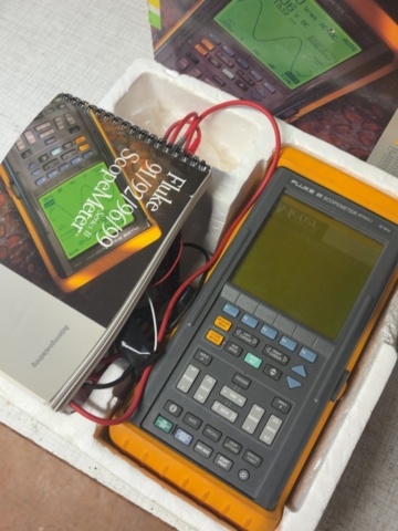 1529880-2 Bärbart digitalt oscilloskop med tillbehör – Fluke 99 ScopeMeter Series II