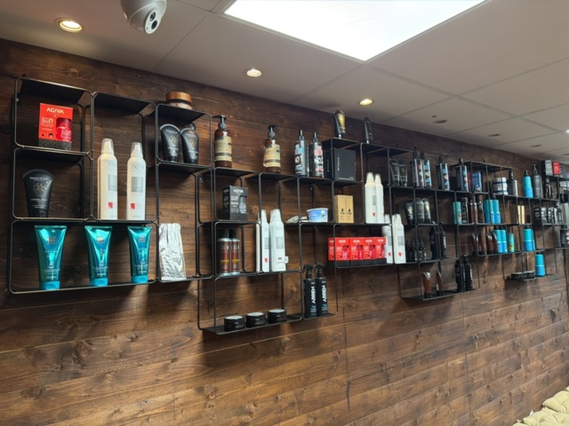 1533368-1 Shelves with hairdressing products