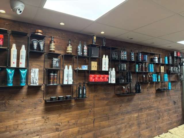 1533368-2 Shelves with hairdressing products