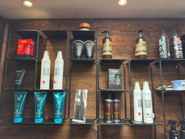 1533368-3 Shelves with hairdressing products