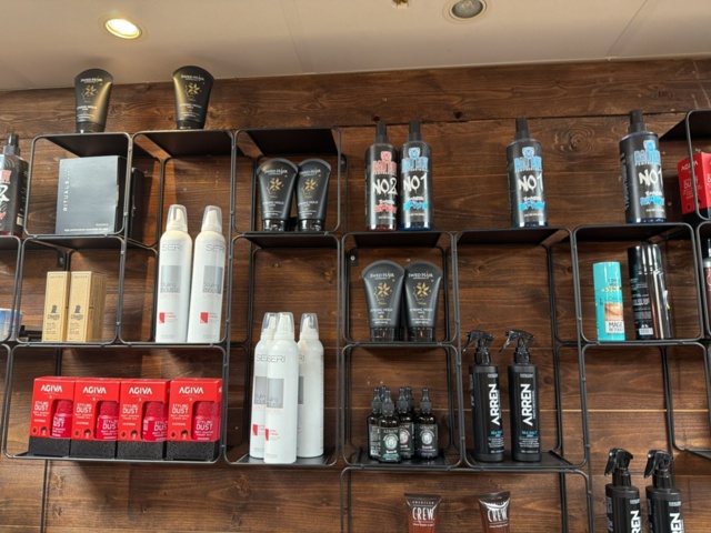 1533368-4 Shelves with hairdressing products