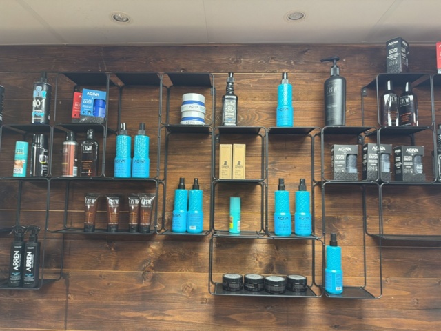 1533368-5 Shelves with hairdressing products