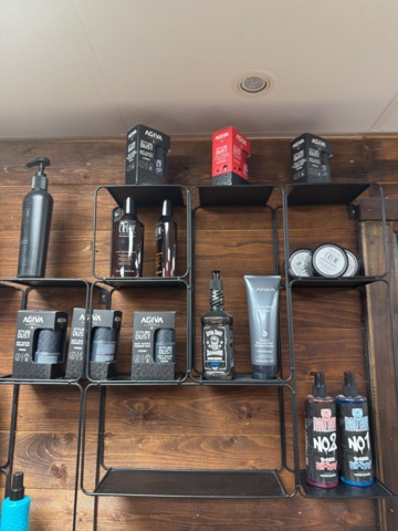 1533368-6 Shelves with hairdressing products