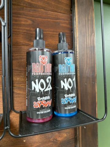 1533368-8 Shelves with hairdressing products