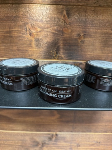 1533368-9 Shelves with hairdressing products