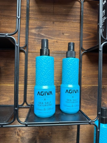 1533368-10 Shelves with hairdressing products