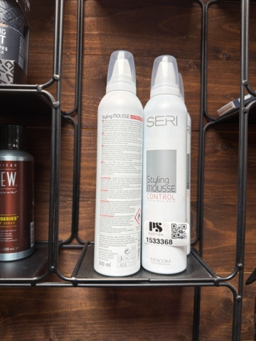 1533368-13 Shelves with hairdressing products