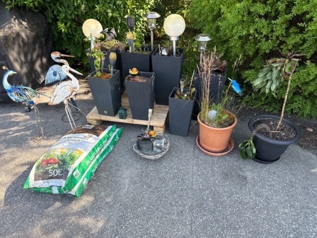 1545917-2 Samling med trädgårdskrukor och trädgårdsdekorationer