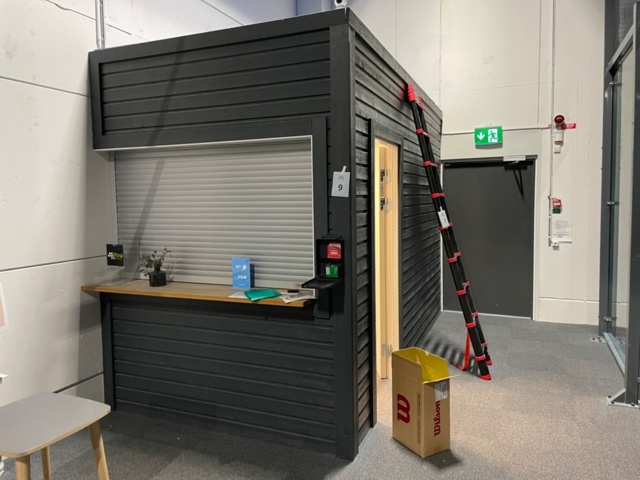 1550109-1 Shed/office module with motorized roller shutter door