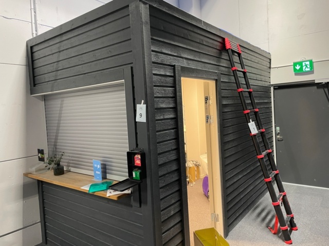 1550109-2 Shed/office module with motorized roller shutter door