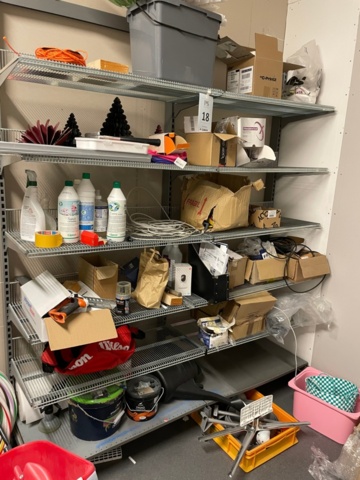 1550118-1 Shelf with miscellaneous items