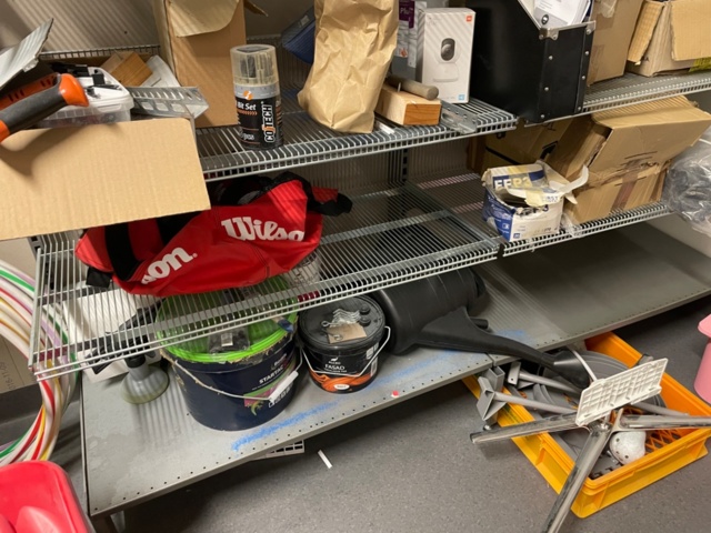 1550118-2 Shelf with miscellaneous items