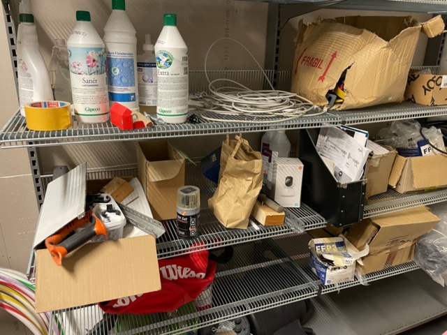 1550118-3 Shelf with miscellaneous items