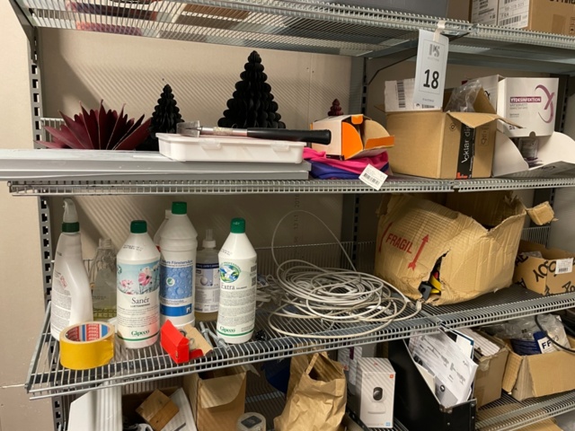 1550118-4 Shelf with miscellaneous items