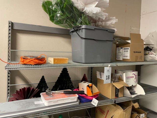 1550118-5 Shelf with miscellaneous items