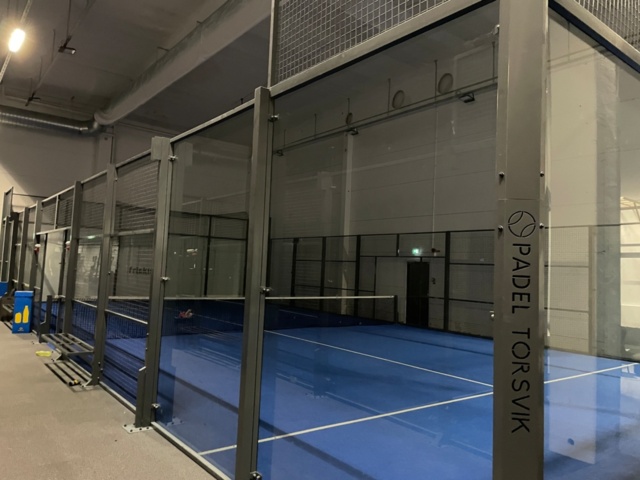 1550124-4 Padelbana i gott skick