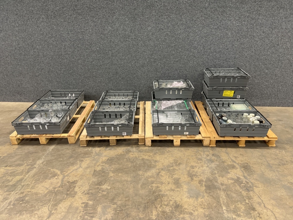 1546408-1 Assortment of glasses and mugs